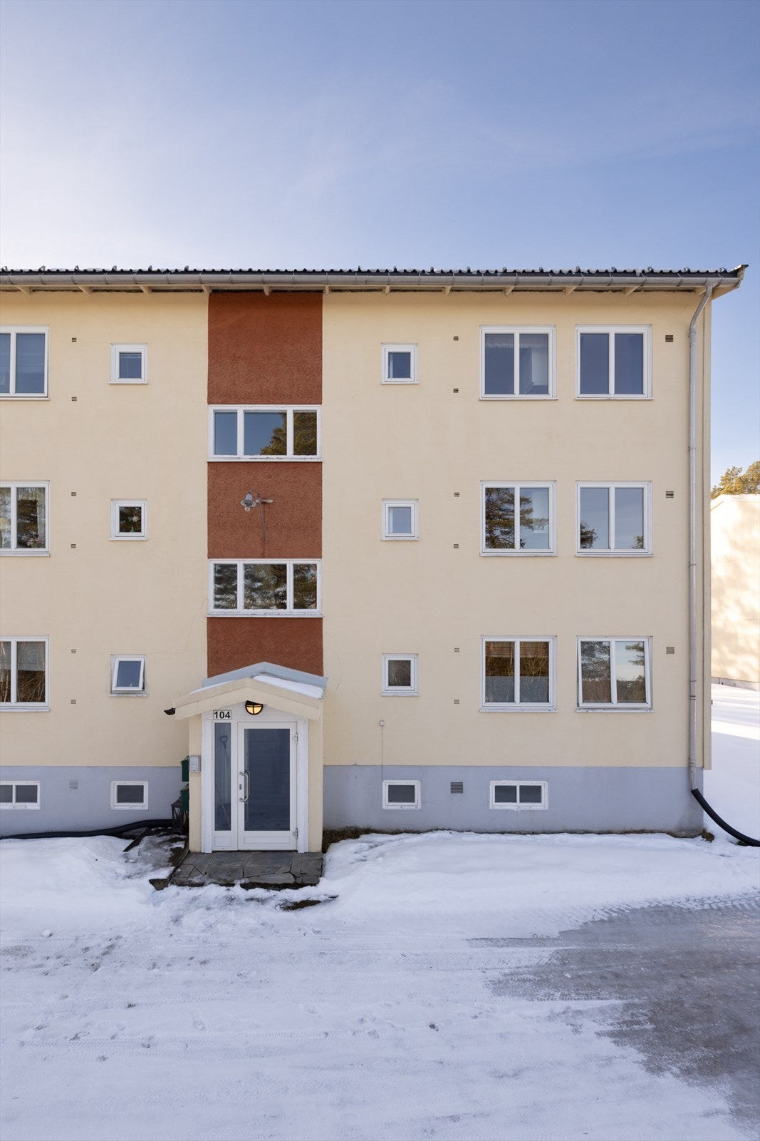 Leiligheten ligger i 2.etasje i en blokk på tre etasjer. Galleribilde