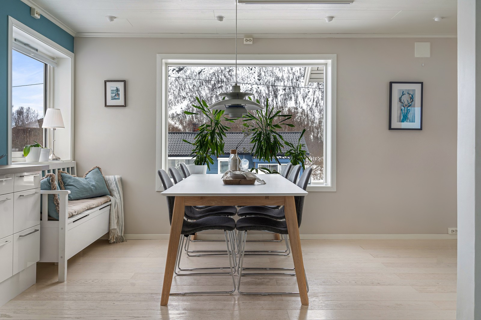 På kjøkkenet har du plass til stort spisebord med plass til hele familien.