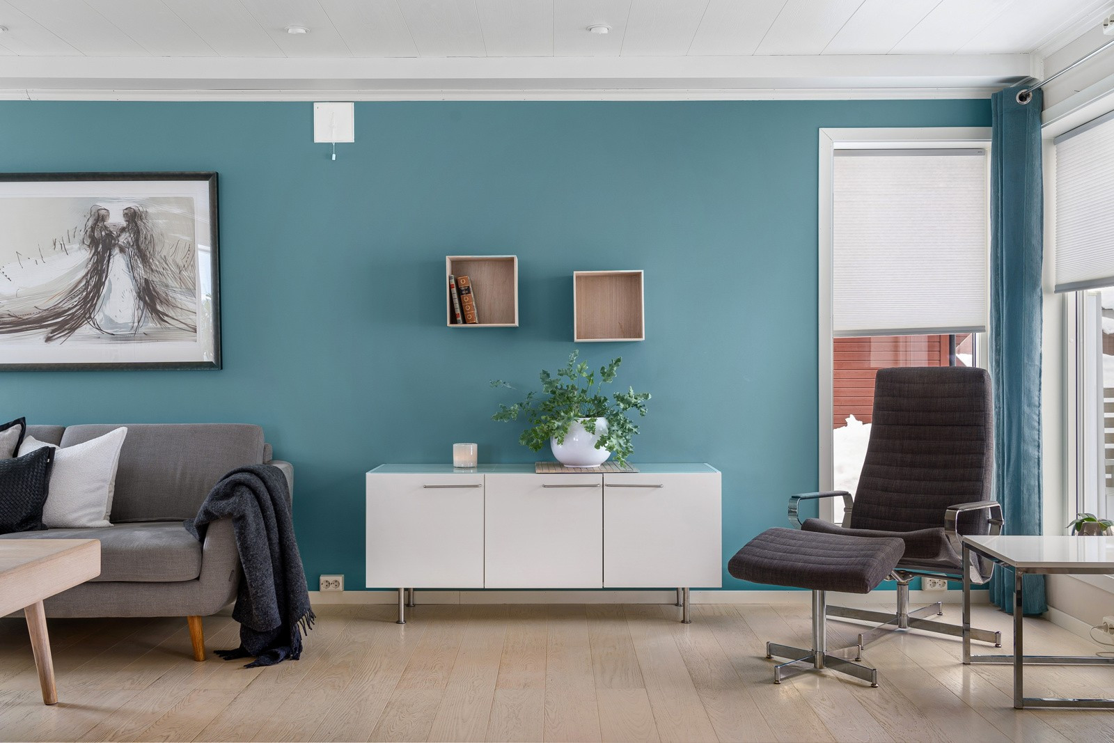 I stuen har du god plass for både sofa, sofabord, stoler m.m.