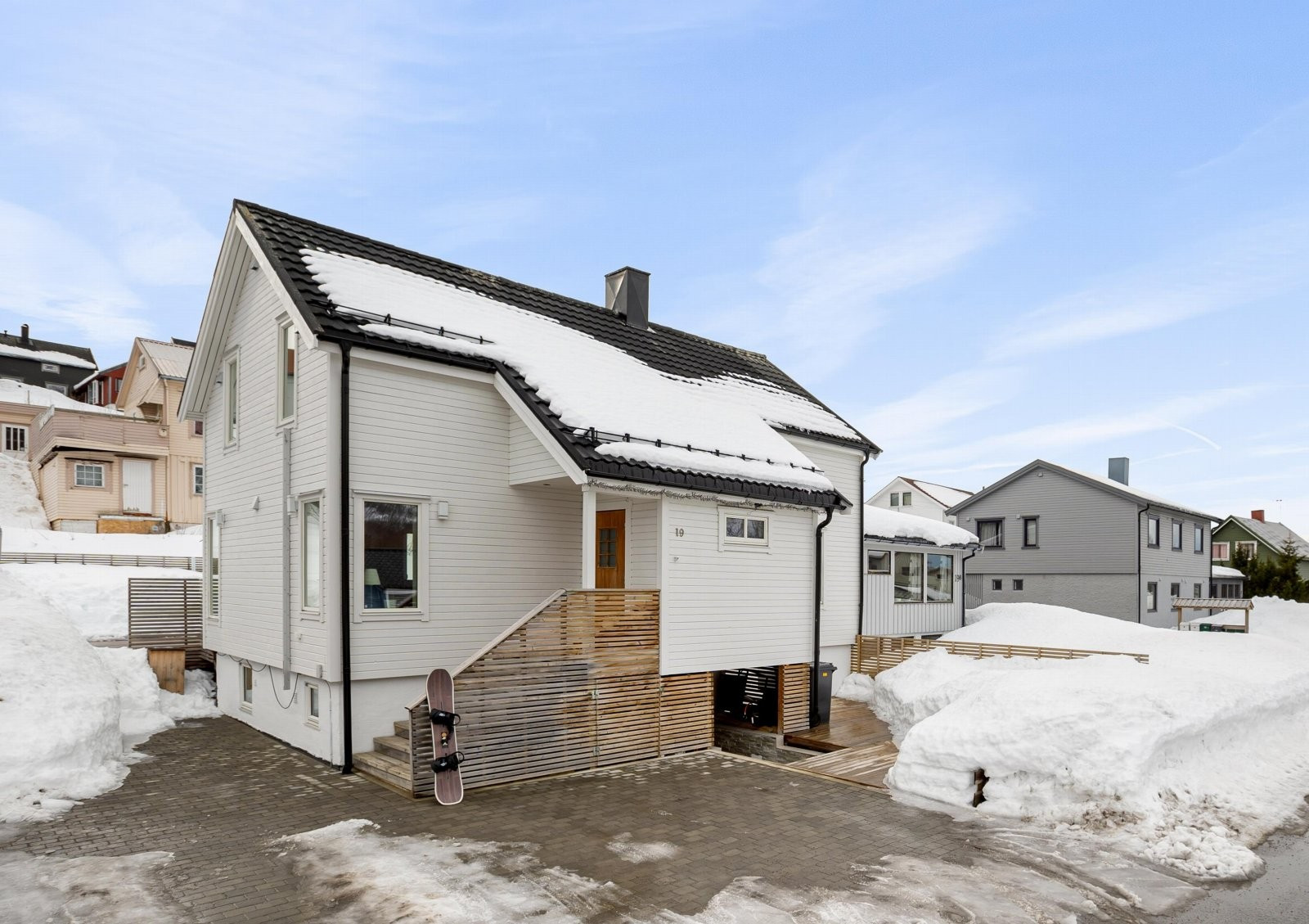 Utenfor boligen har du rikelig med plass for å parkere.