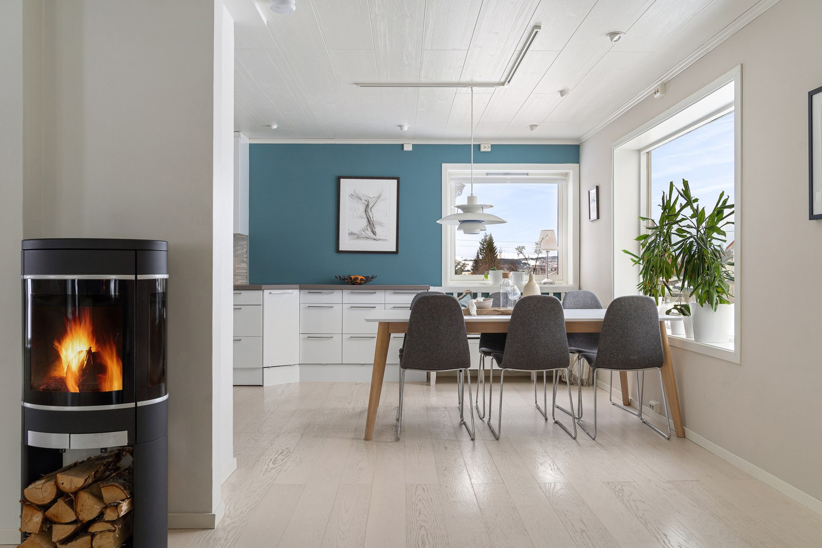 Vedfyringen sikrer en lun innetemperatur samt reduserte energikostnader.