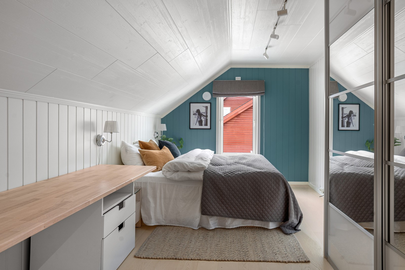 Rikelig med oppbevaringsplas i lekker skyvedørsgarderobe.