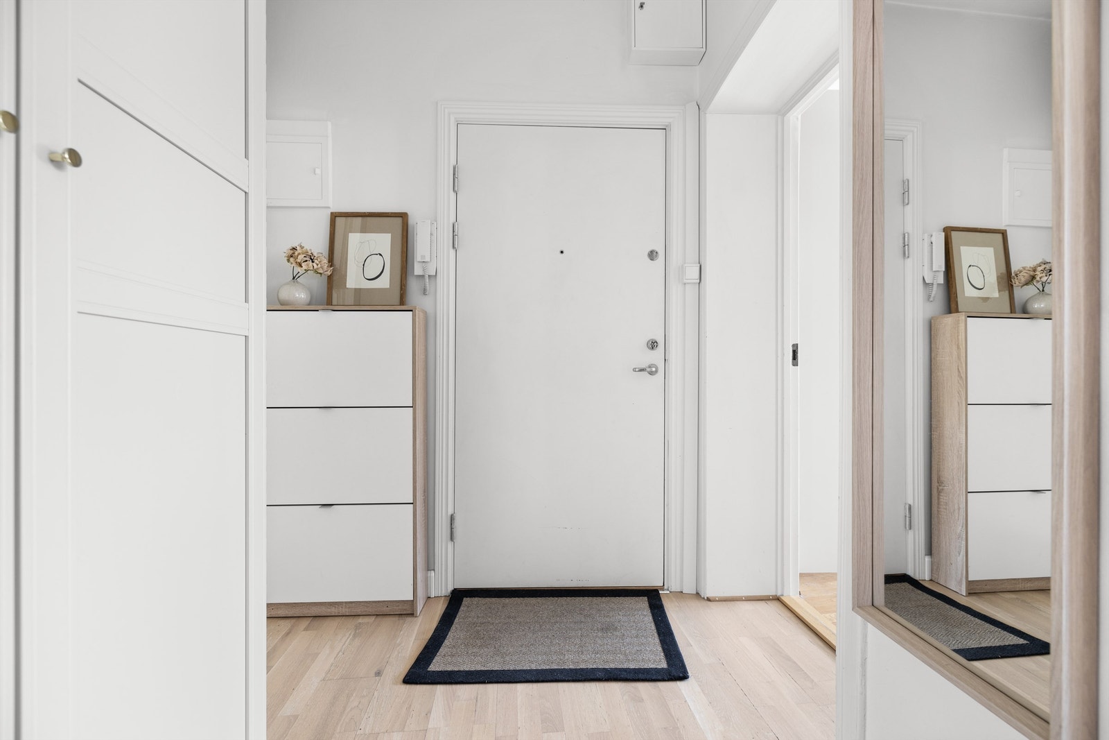 Leiligheten har en romslig entrè med garderobe og oppbevaring Galleribilde