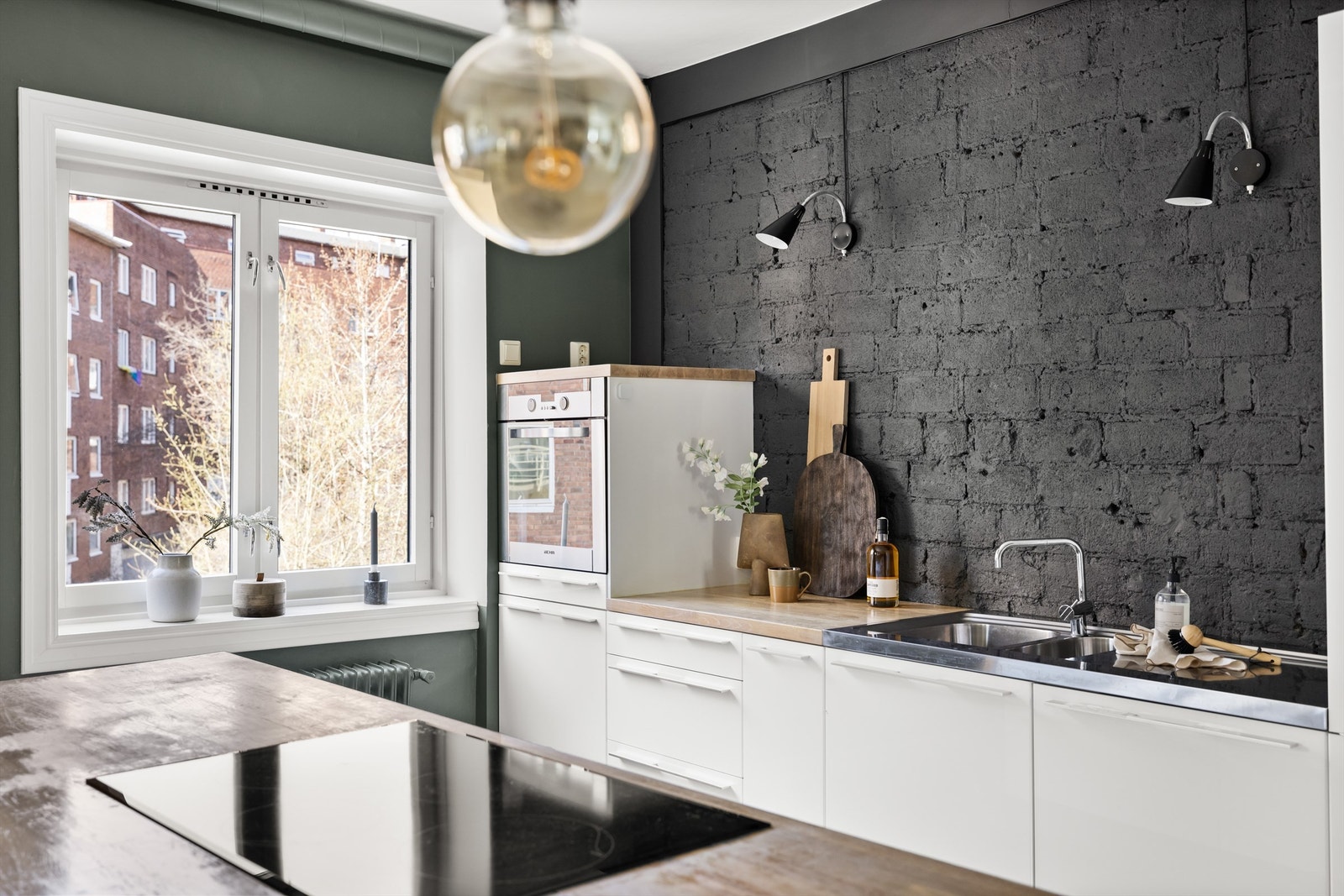 Kjøkkenet fremstår som moderne og lekkert og har mange stilige detaljer Galleribilde