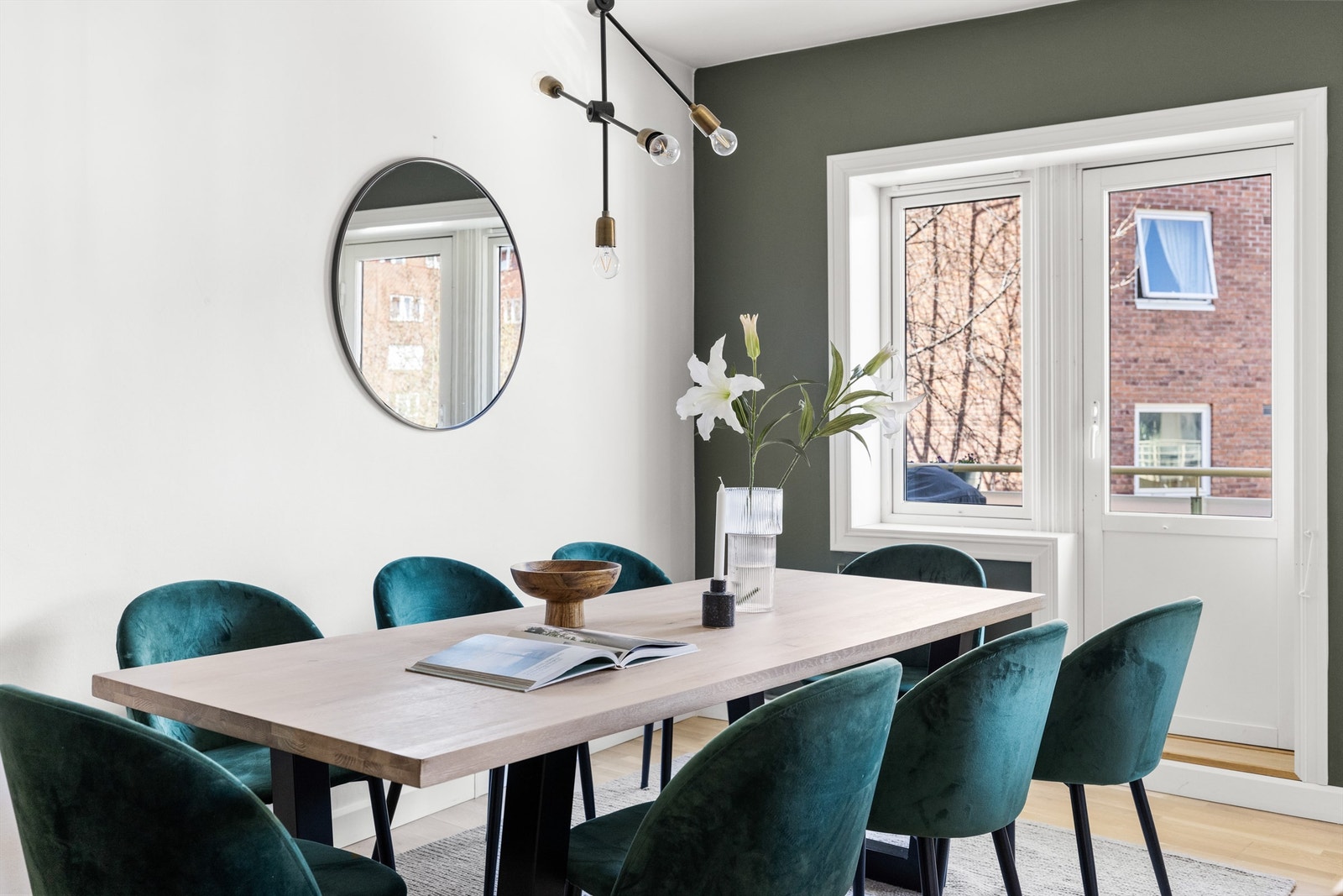 Spisebord tilknyttet kjøkkenet Galleribilde