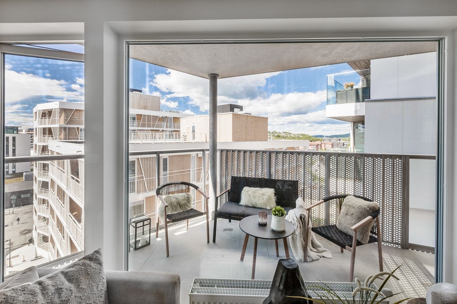 Dette er en lekker og stor 4-roms leilighet med pen stil og moderne standard. Galleribilde