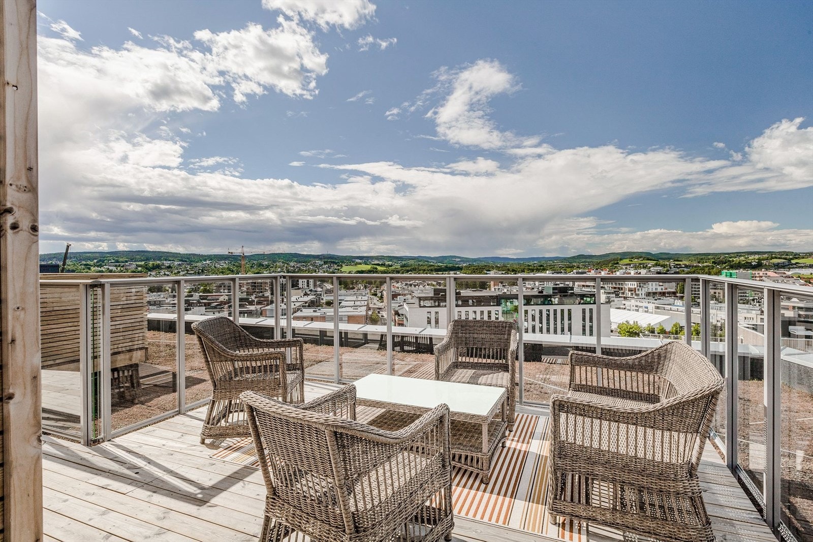 Takterrassen er fantastisk og flott møblert med ulike soner og sittegrupper. Galleribilde