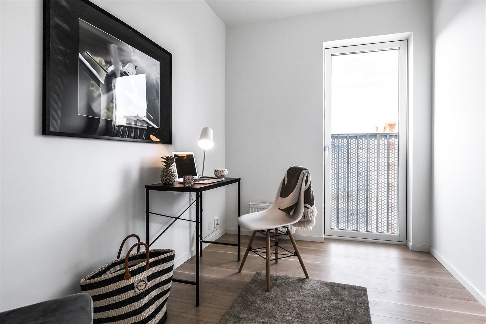 Soverom 3 med direkte tilknytning til stuen. Rommet er møblert som et kontor og kan fint benyttes som både barnerom eller hjemmekontor. Galleribilde