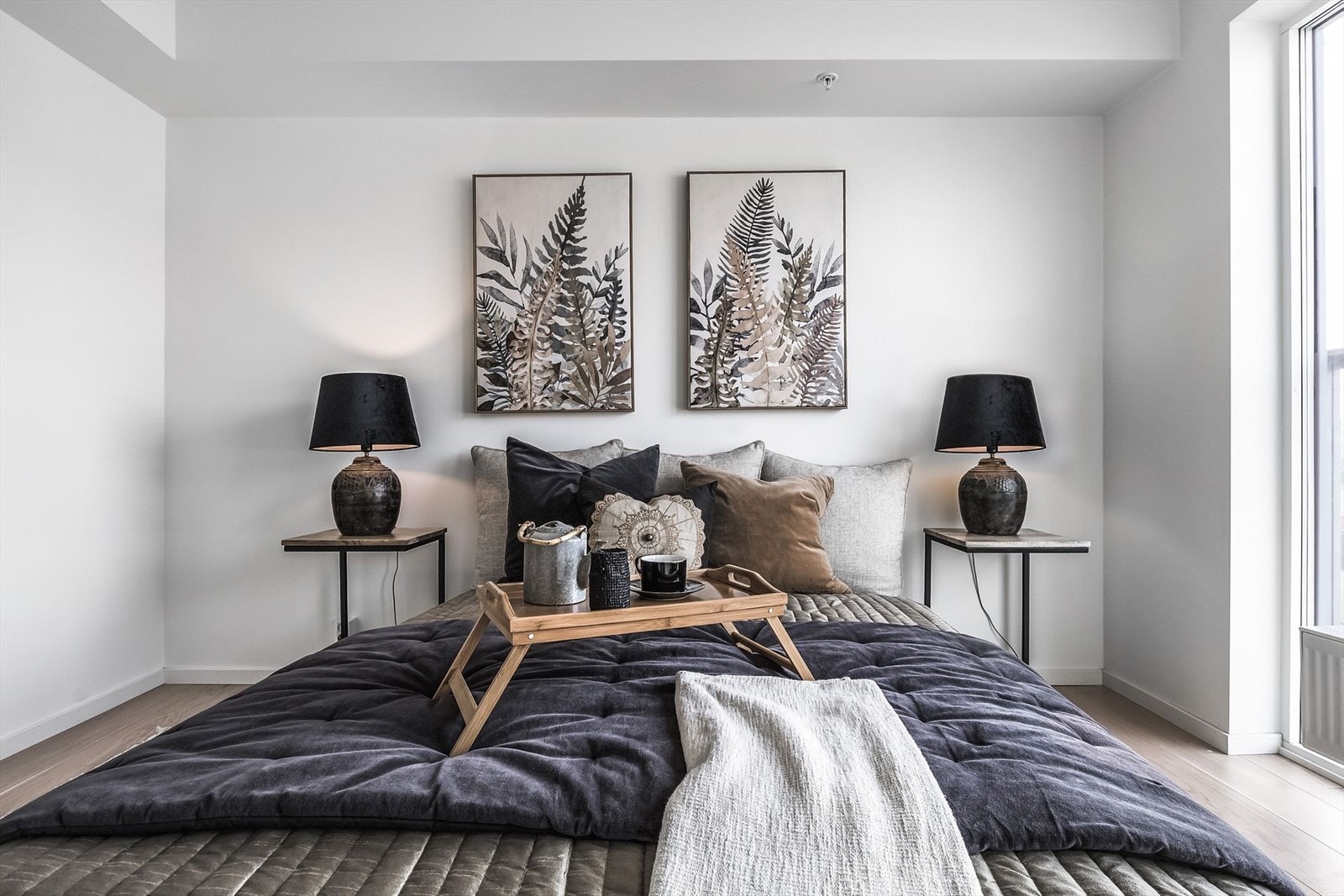 Soverommet har lyse overflater og store vinduer, samt mye plass til oppbevaring og garderobe. Galleribilde