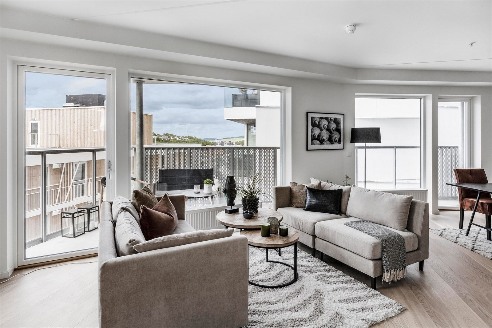 Store vindusflater slipper inn mye dagslys og tilbyr en urban og spennende utsikt. Galleribilde