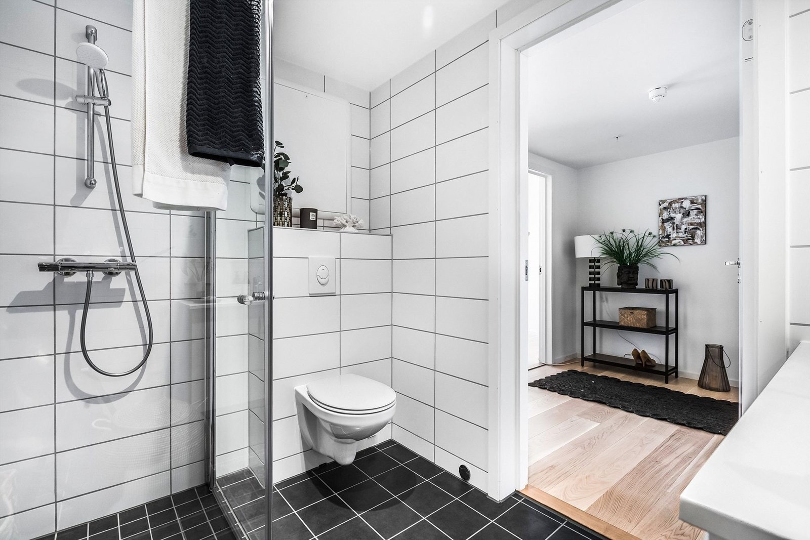 Speilskap i overkant av servant og varmekabler i gulv. Opplegg for vaskemaskin og plass til tørketrommel. Galleribilde