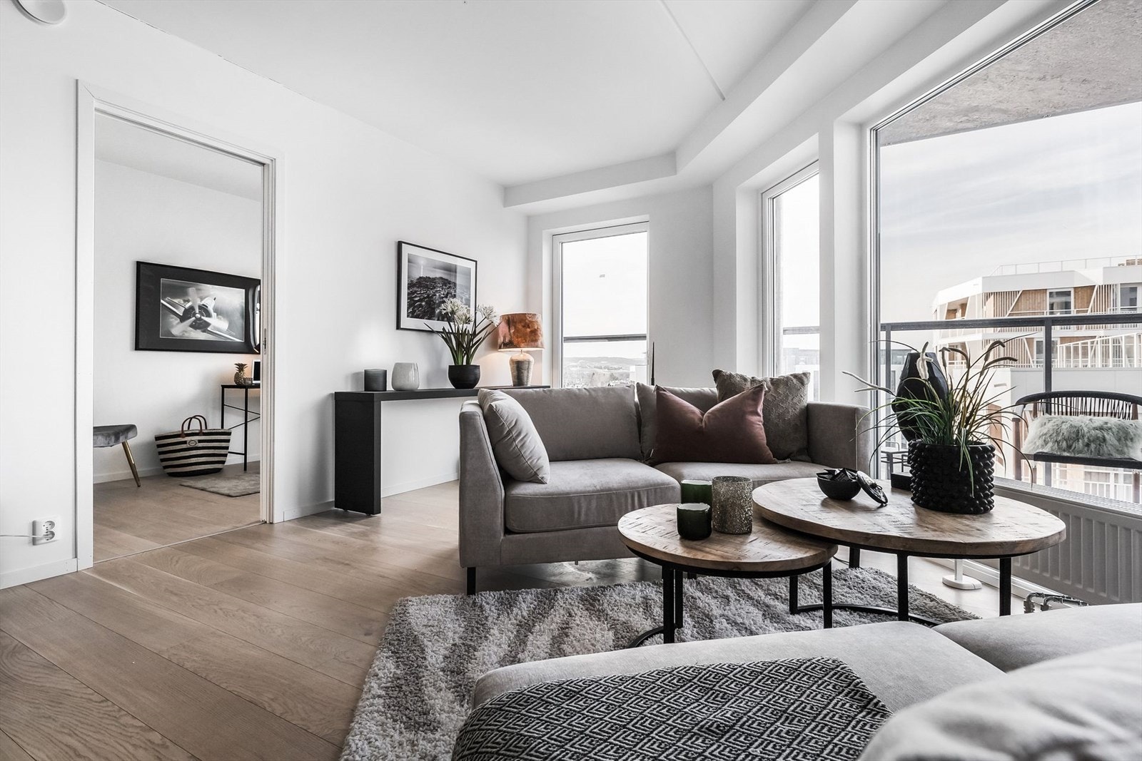 Luftig stue med store vinduer og utgang til balkongen. Galleribilde