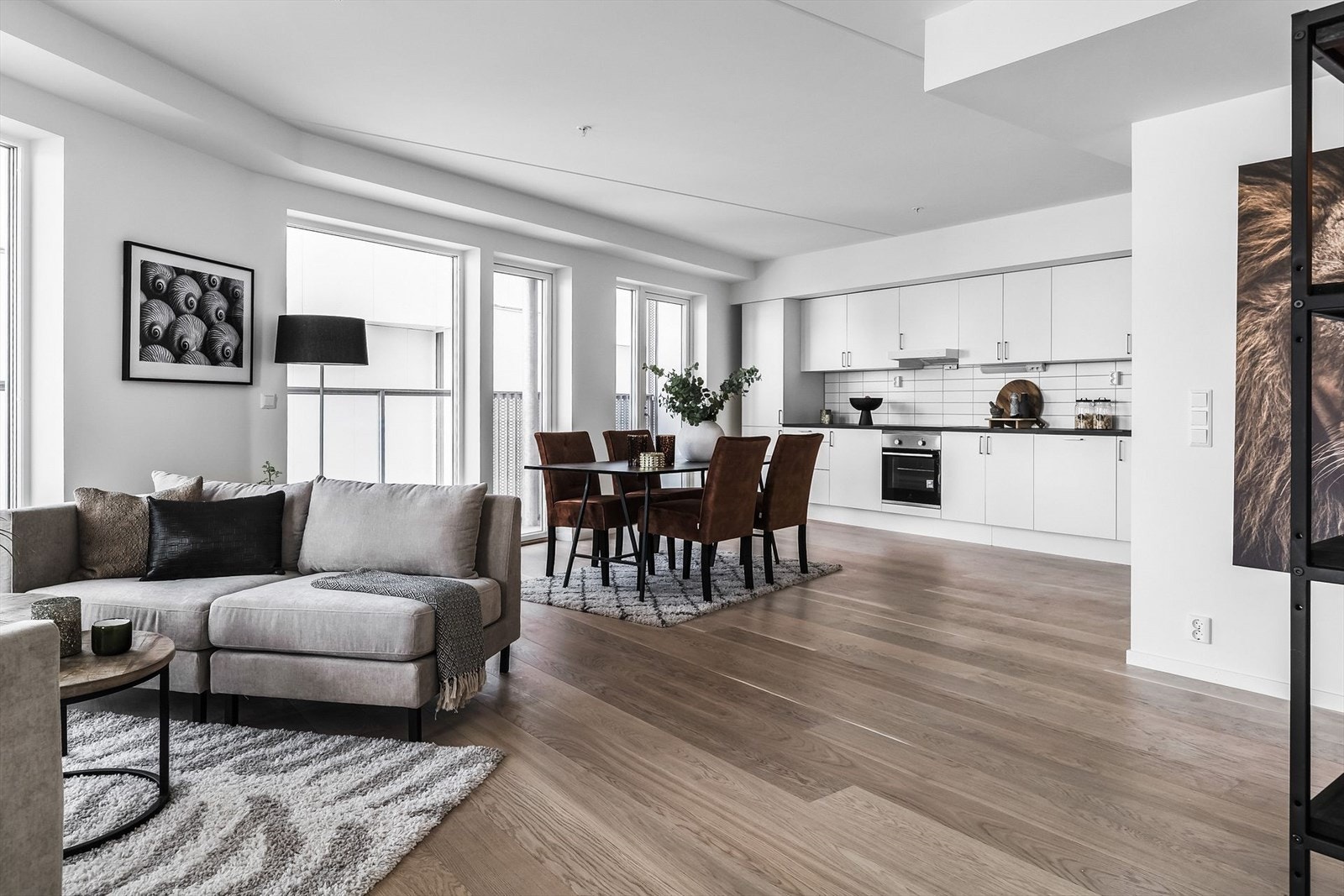 Lyse overflater og pen enstavs parkett på gulv. Galleribilde