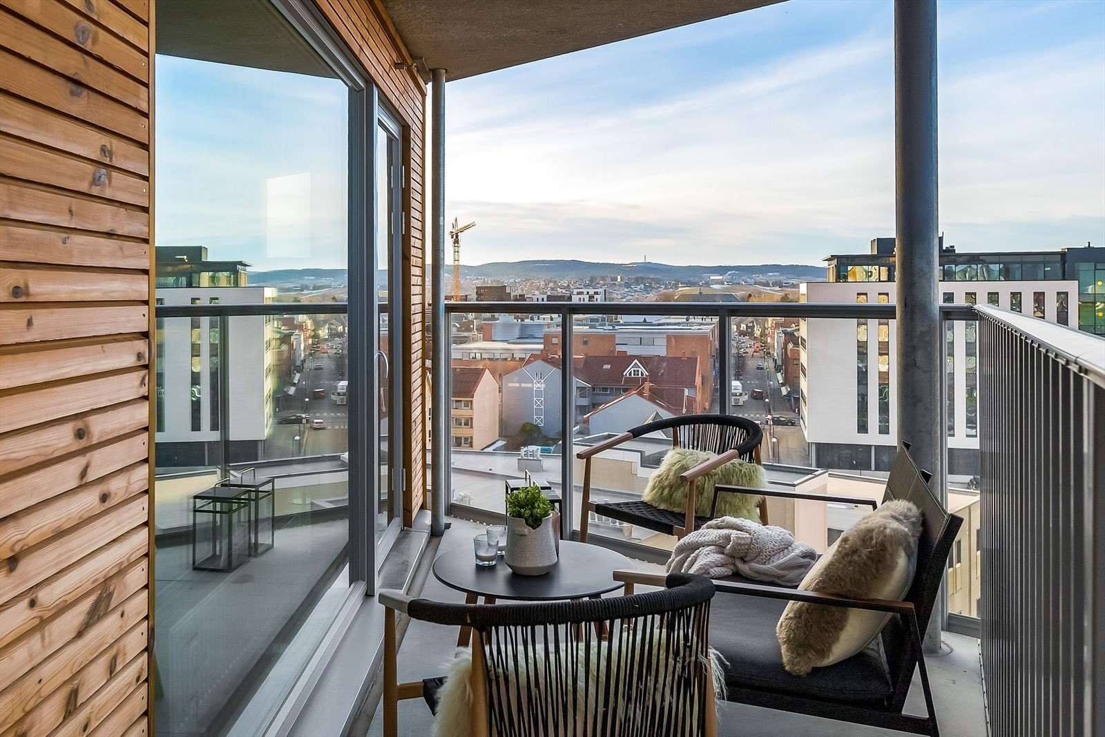 Balkongen vender mot nordvest og har fine solforhold ettermiddag/kveld på sommeren. Galleribilde