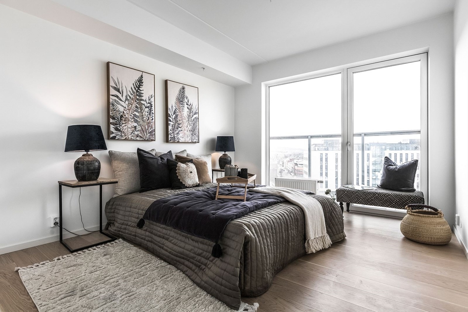 Behagelig og stort soverom med plass til dobbeltseng og tilhørende nattbord. Galleribilde