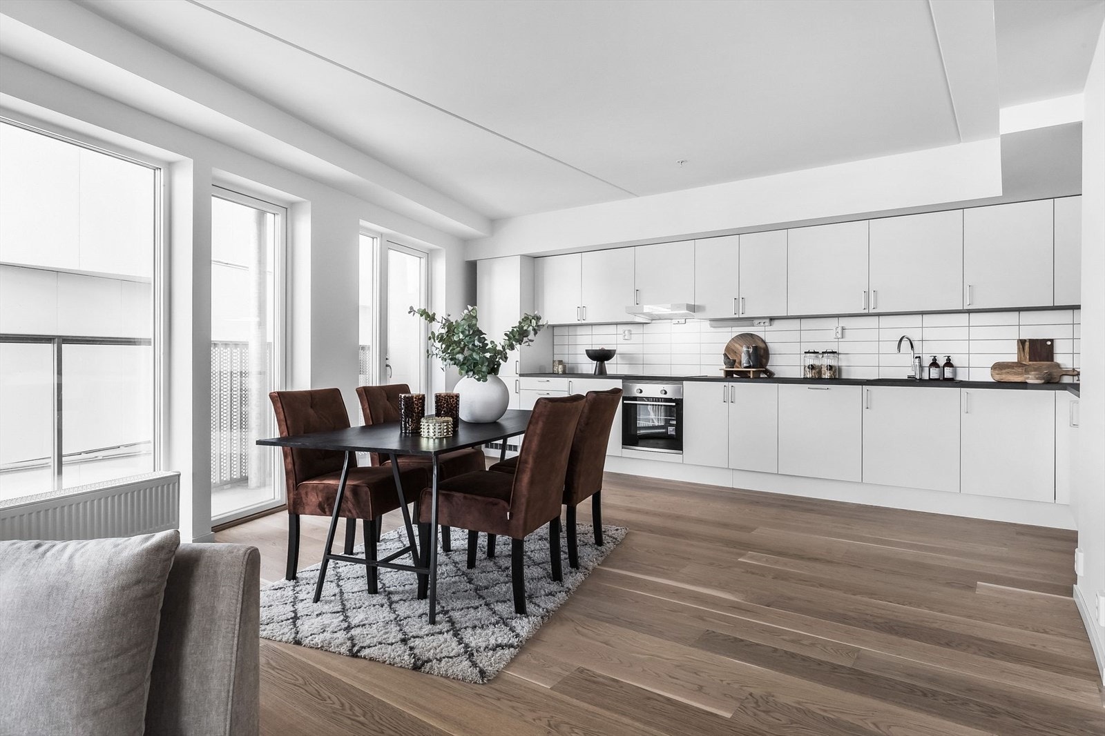 Kjøkken med åpen løsning mot stue, med mulighet for romslig spisestue. Galleribilde