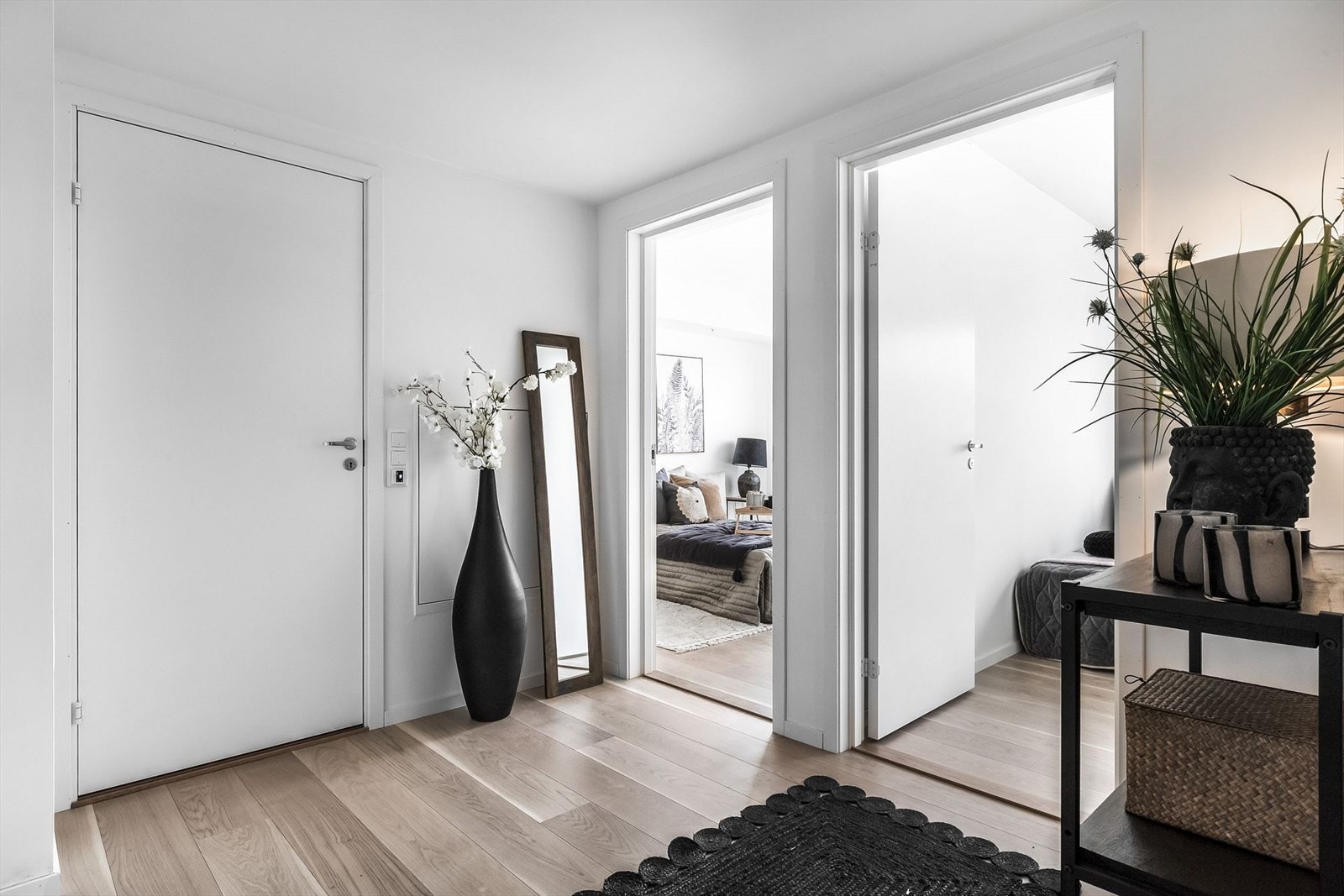 Entréen gir et godt førsteinntrykk av leiligheten og fremstår romslig med mulighet for oppheng av yttertøy, samt plassering av sko. Galleribilde