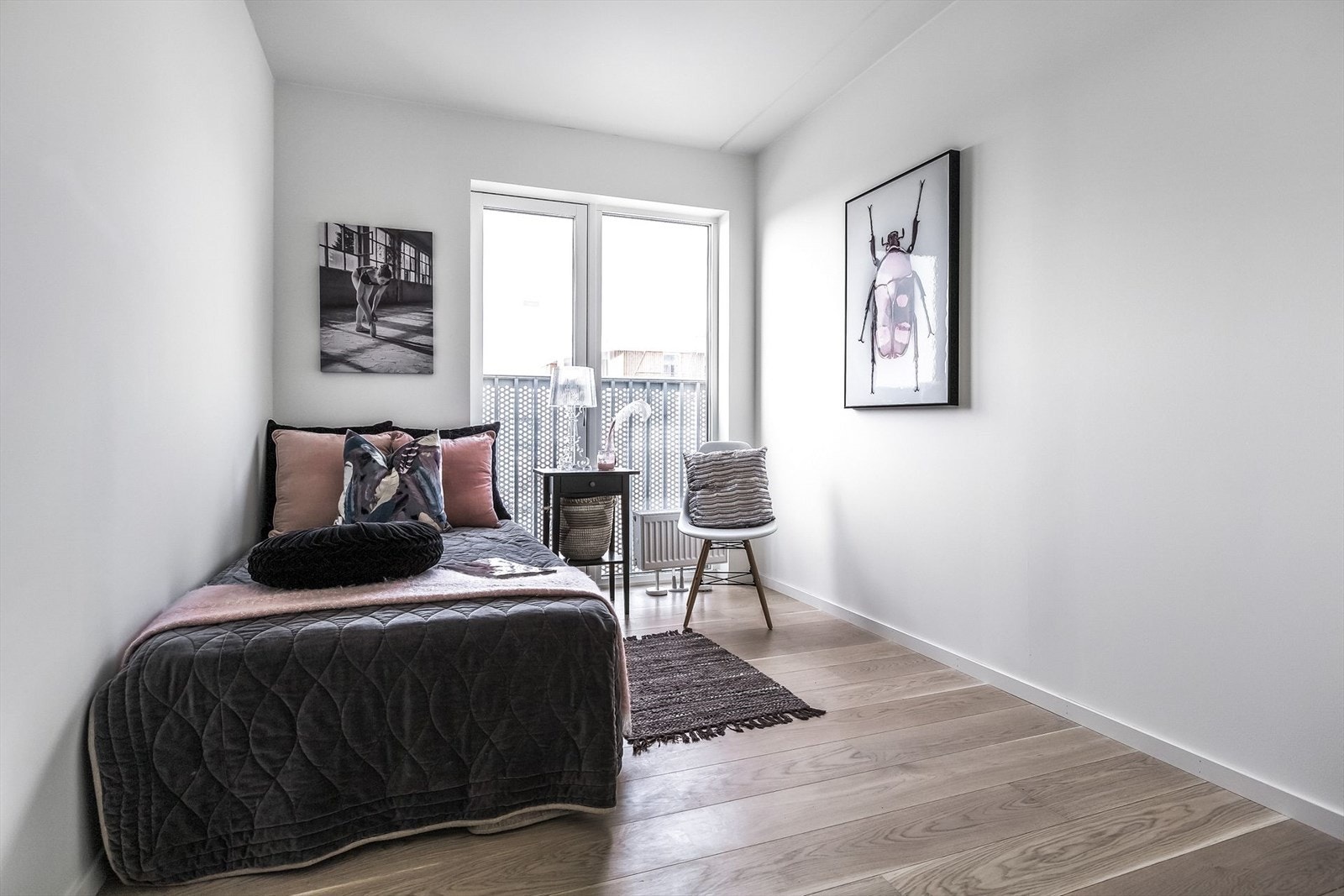 Soverom 2 med doble vinduer og plass til seng og garderobe. Dette rommet kan utnyttes alt etter behov og kan benyttes som barne-, gjesterom eller lignende. Galleribilde