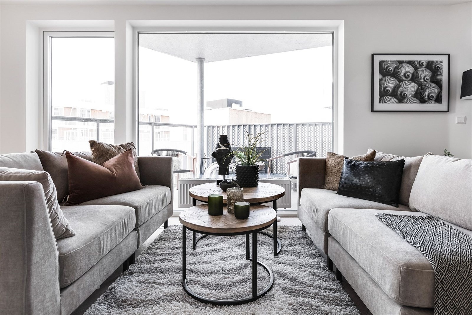 Stuen har åpen løsning mot kjøkken, noe som gir et moderne og sosialt oppholdsrom. Galleribilde