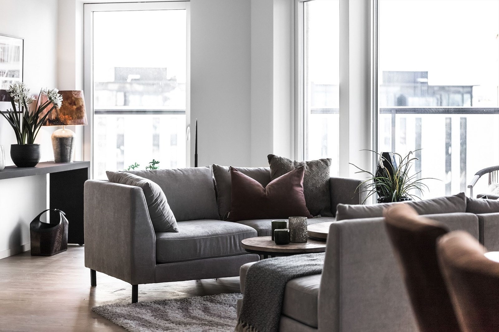 Flere muligheter for innredning og plass til en hyggelig sofagruppe. Galleribilde