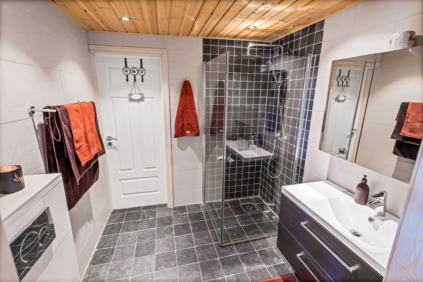 Det flotte, flislagte badet har god plass Galleribilde