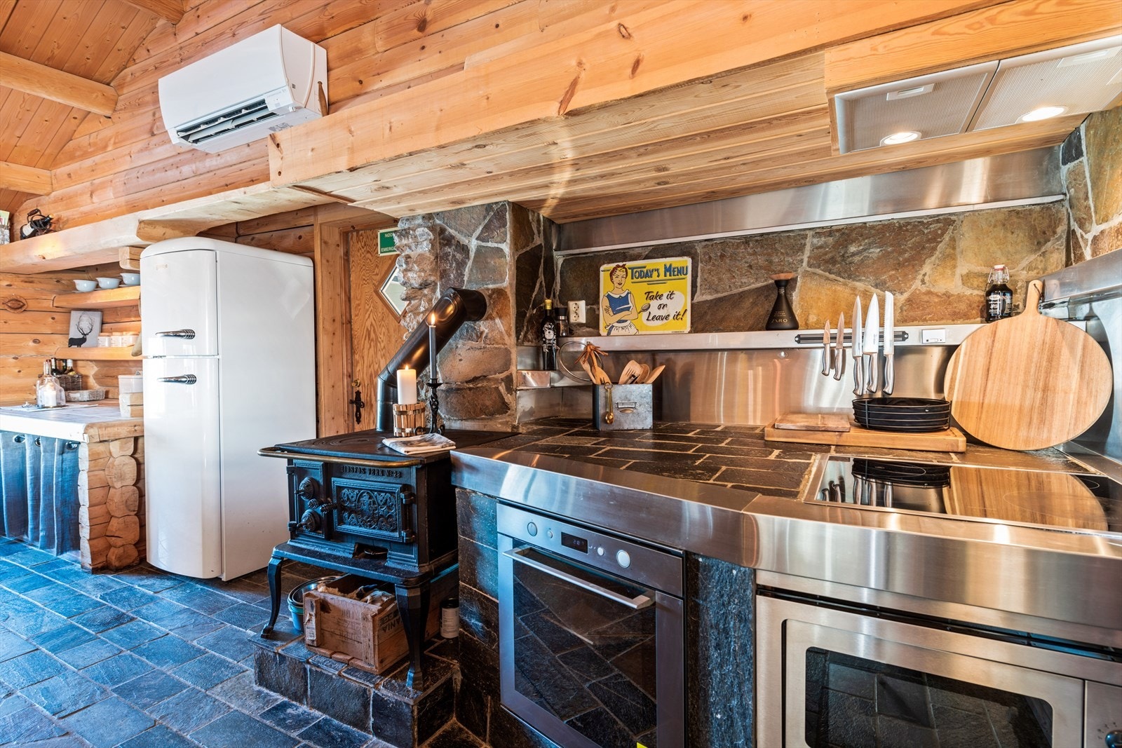 Tøff kjøkkenbenk med skiferfliser Galleribilde