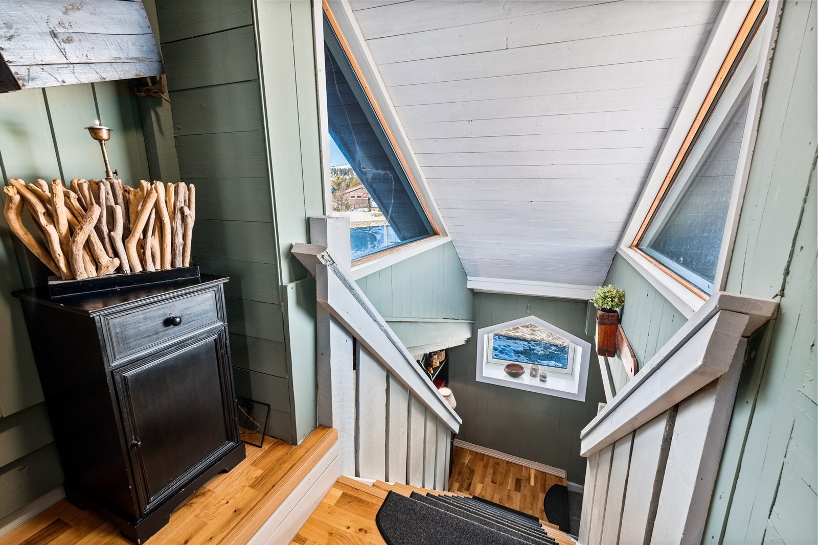 Pent oppusset trappegang med koselige vindusgløtt Galleribilde