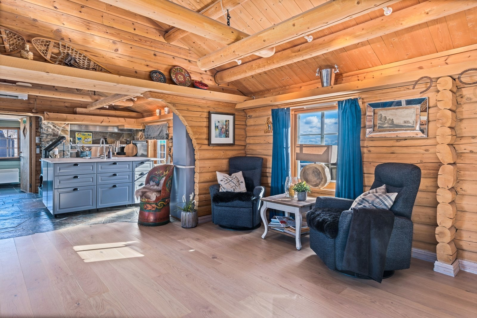 Åpen løsning inn mot kjøkkenet i enden av stuen Galleribilde