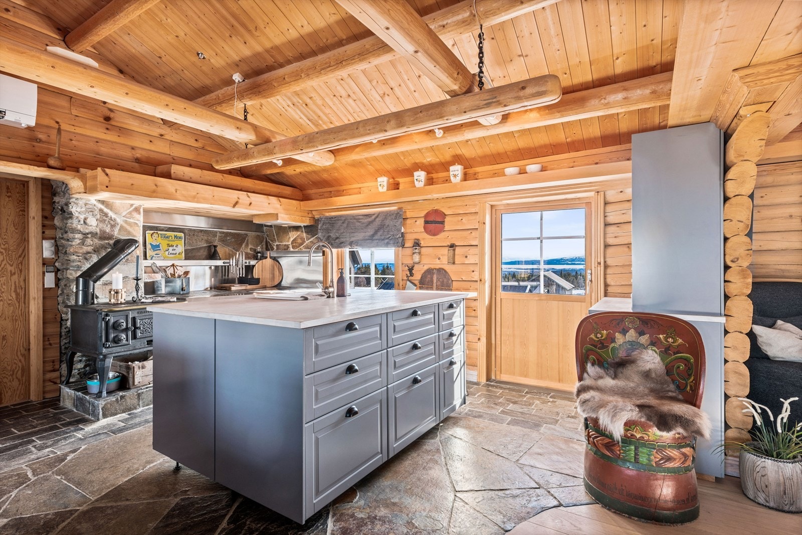 Utgang til terrasse fra kjøkkenet Galleribilde