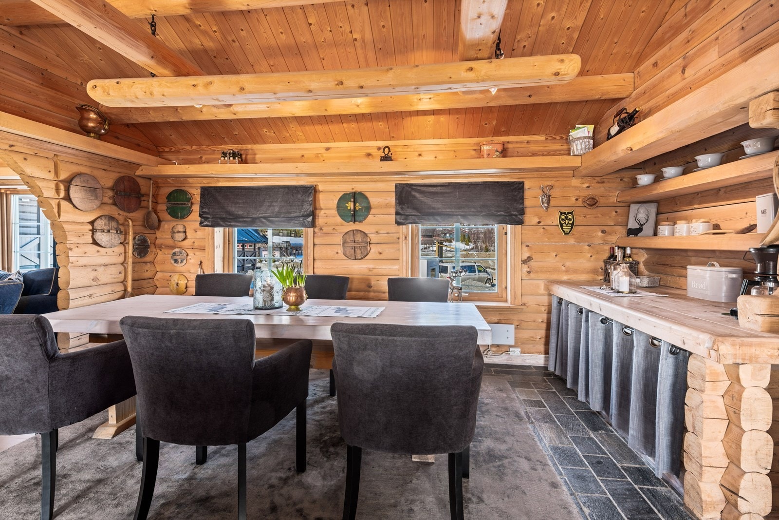 Plassbygde hyller i tømmer/ tre gir godt med lagringsplass eller anretning ved større måltider med familie og venner Galleribilde