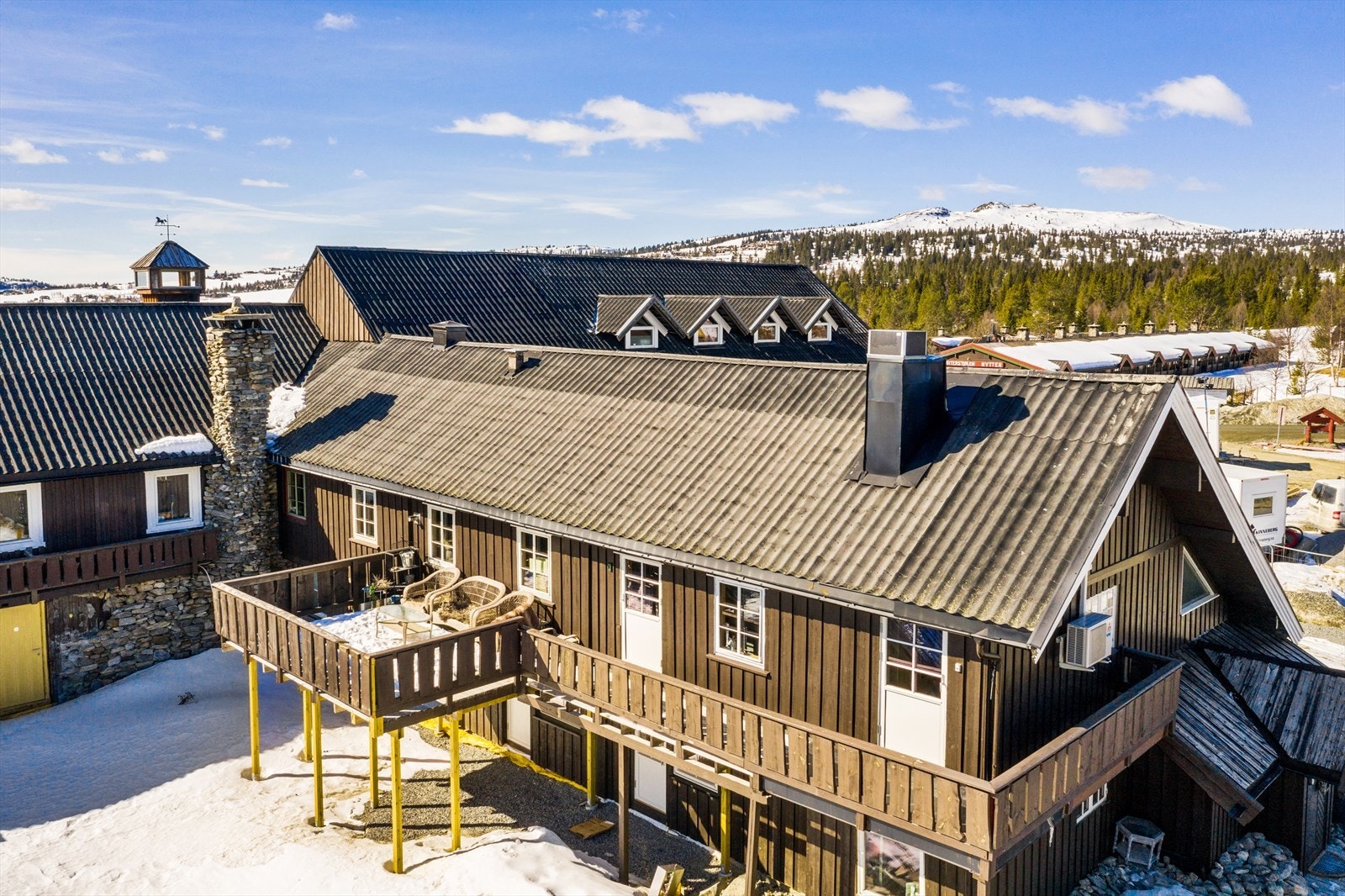 Leiligheten har en stor, fin veranda med plass til større sittegruppe og grill. Galleribilde