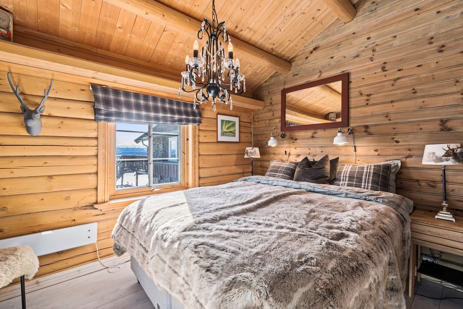 Leiligheten har tre gode soverom, alle i samme koselige utførelse Galleribilde