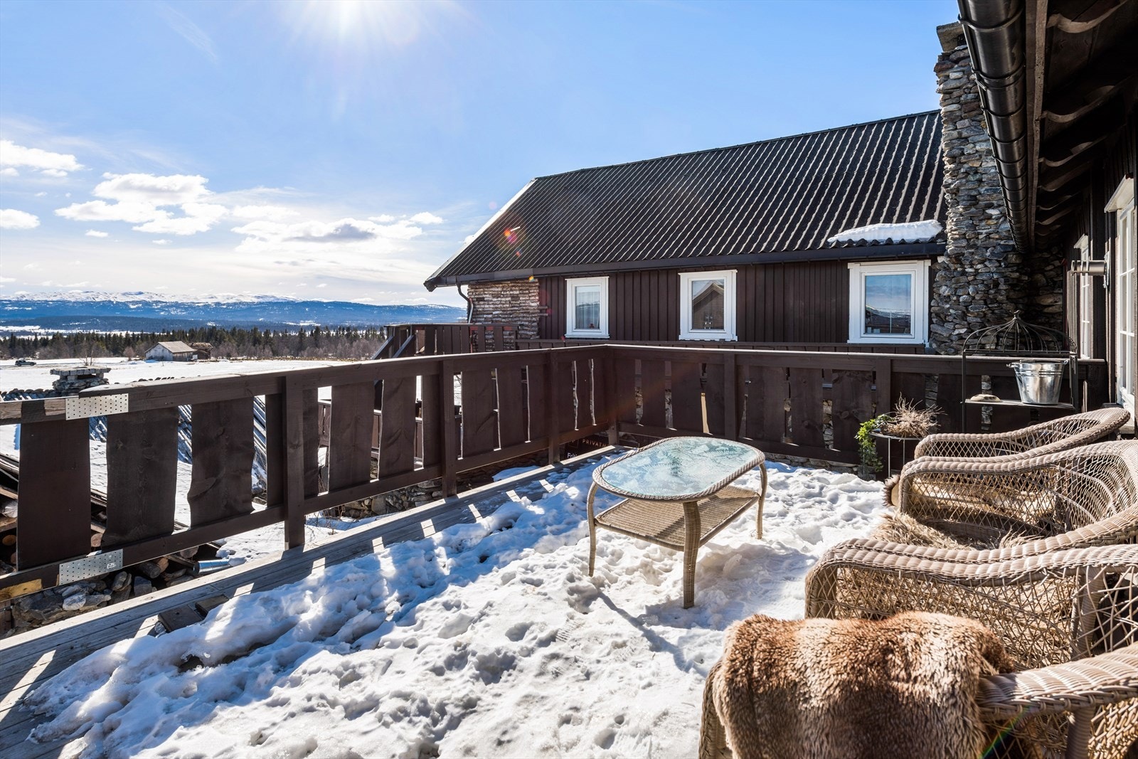 Med utgang fra både gang og kjøkken finnes en stor og solrik terrasse med fantastisk utsikt Galleribilde