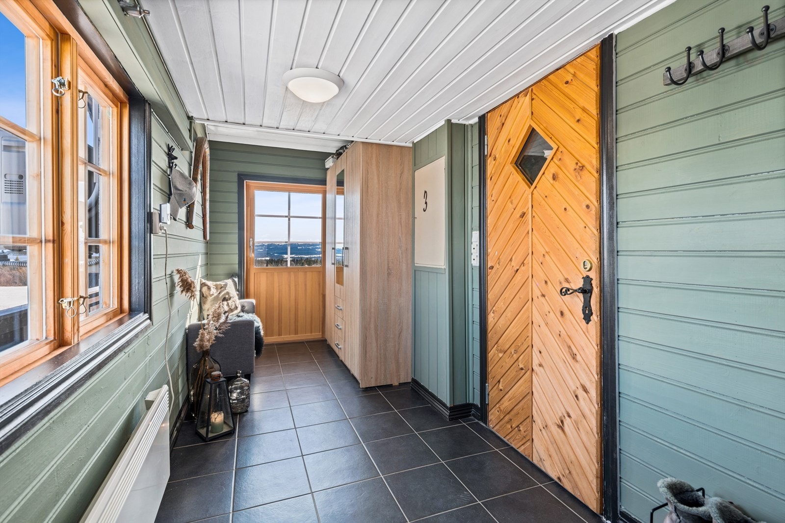 Større gang med garderobeplass. Utgang til den store terrassen som strekker seg langs hele langsiden av leiligheten. Galleribilde