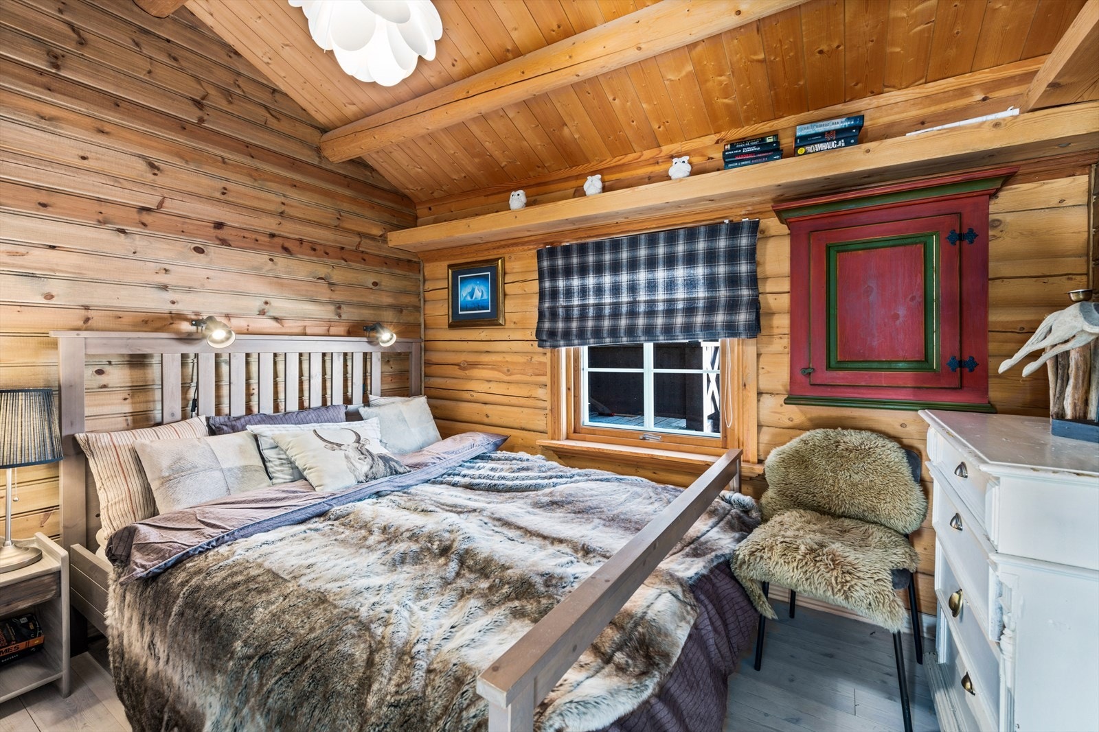 Alle soverommene har plassbygd hylle over vinduene Galleribilde