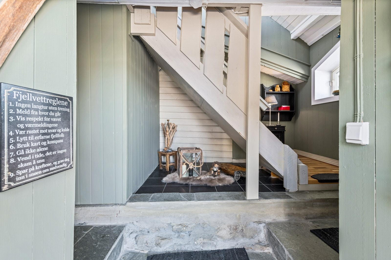 Leilighet: Innbydende entrégang på bakkeplan med trapp opp til leiligheten i 2. etasje Galleribilde