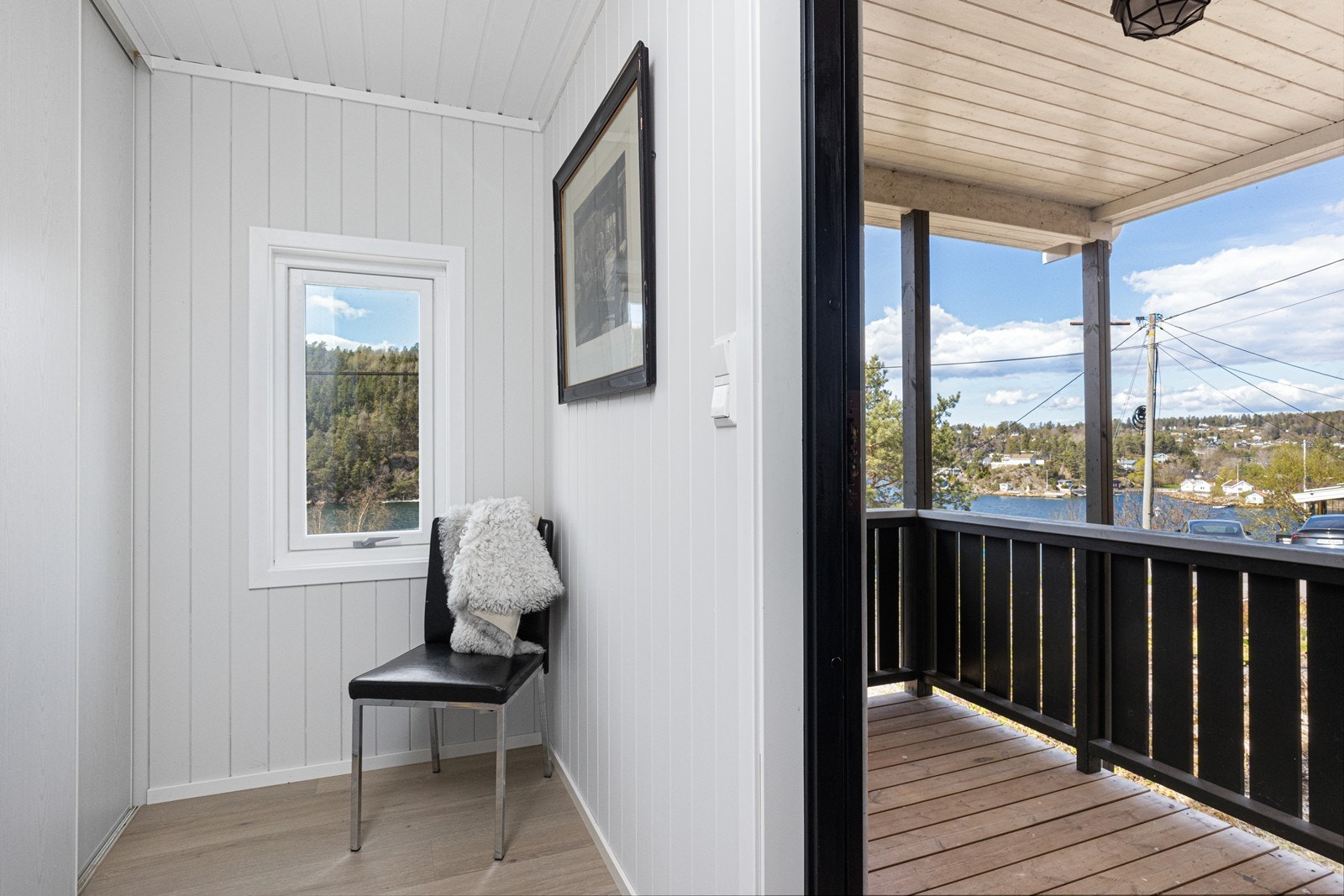 Gang med skyverdørsgarderobe og overbygget inngangsparti Galleribilde