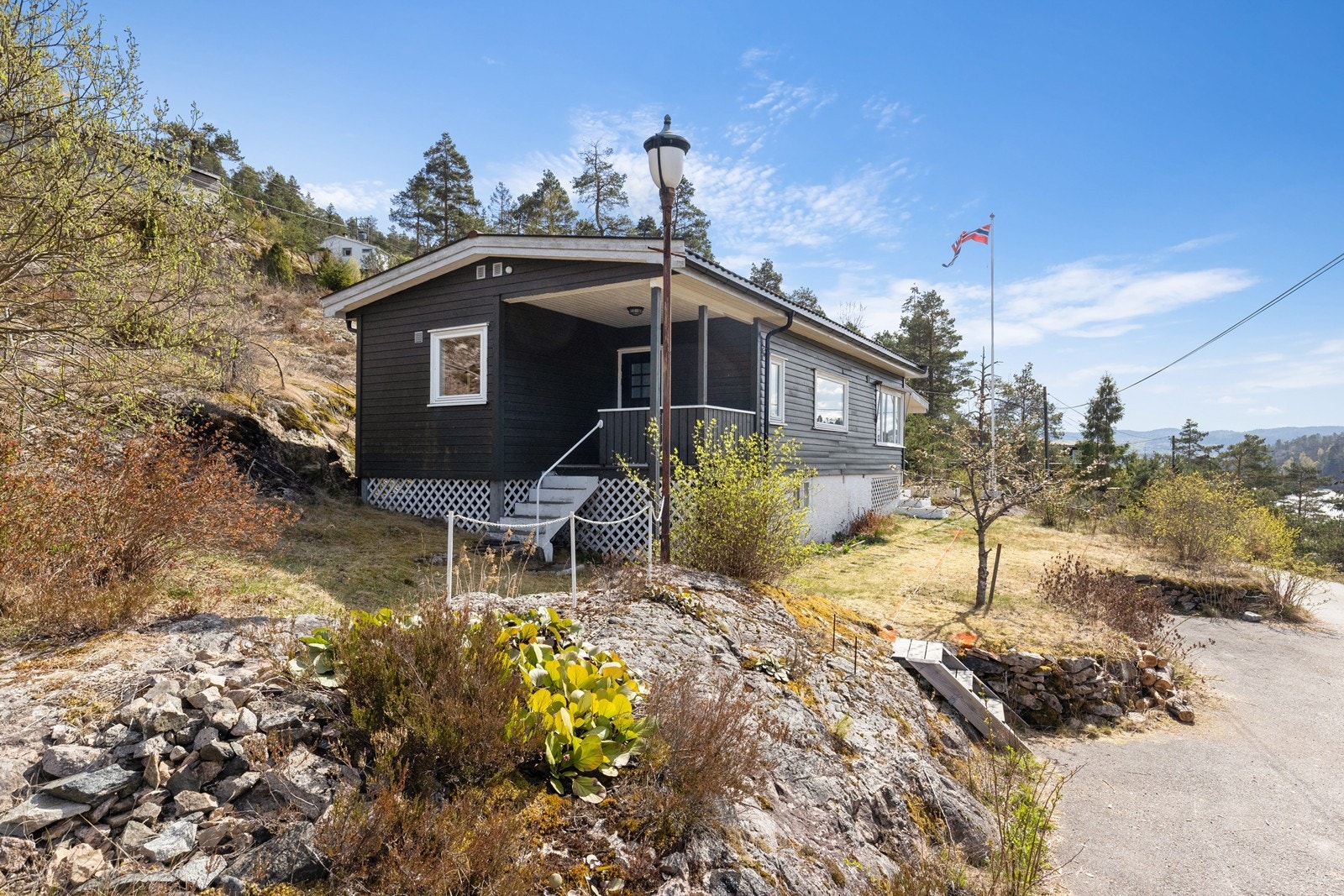 Adkomst og 2 biloppstillingsplasser på egen tomt Galleribilde