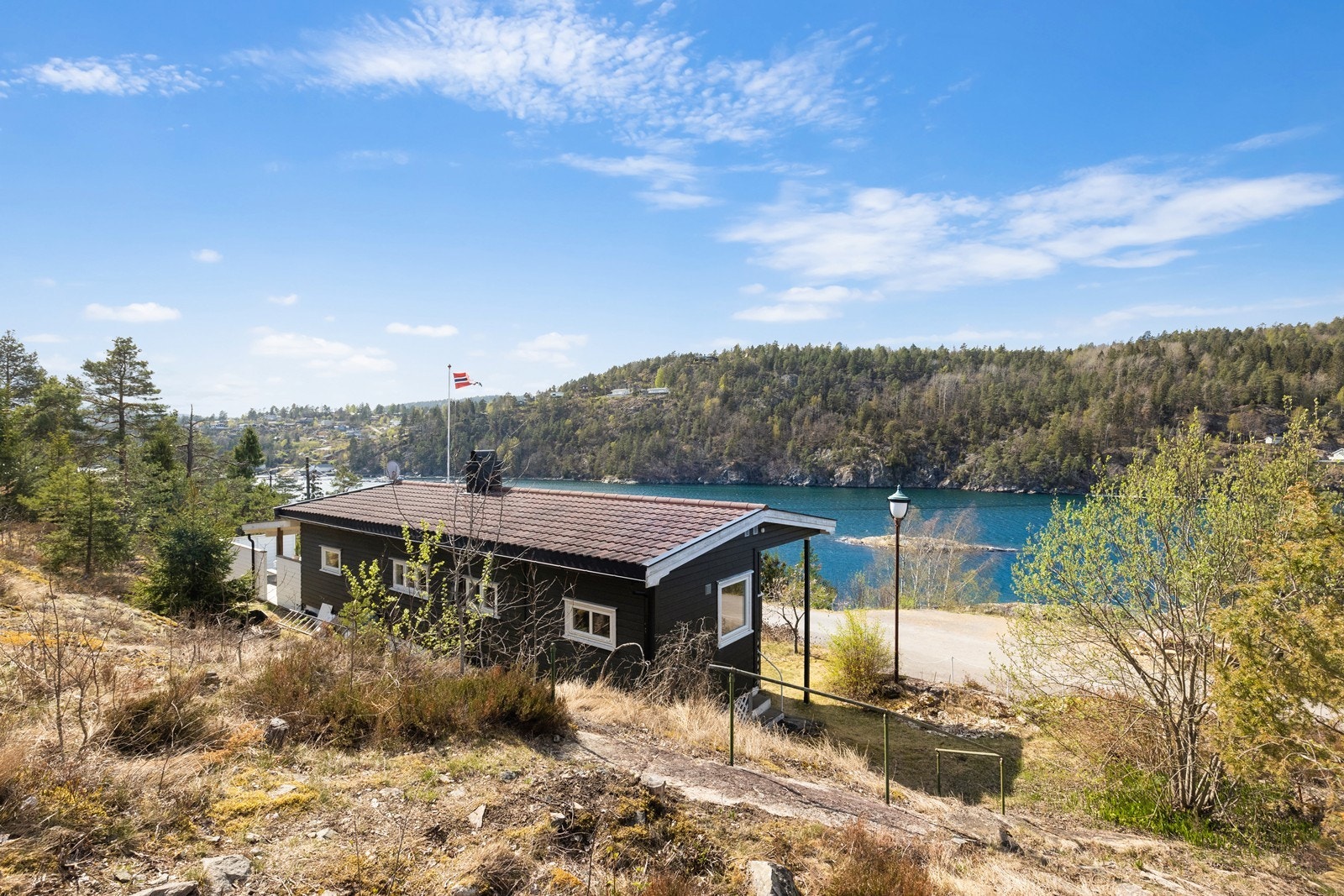 Fasade og utsikt. Nydelig beliggenhet Galleribilde