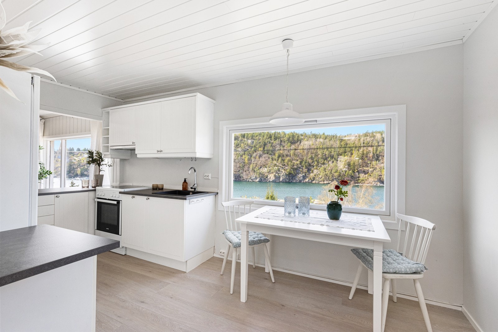 Kjøkken og spiseplass med flott utsikt til Pollen Galleribilde