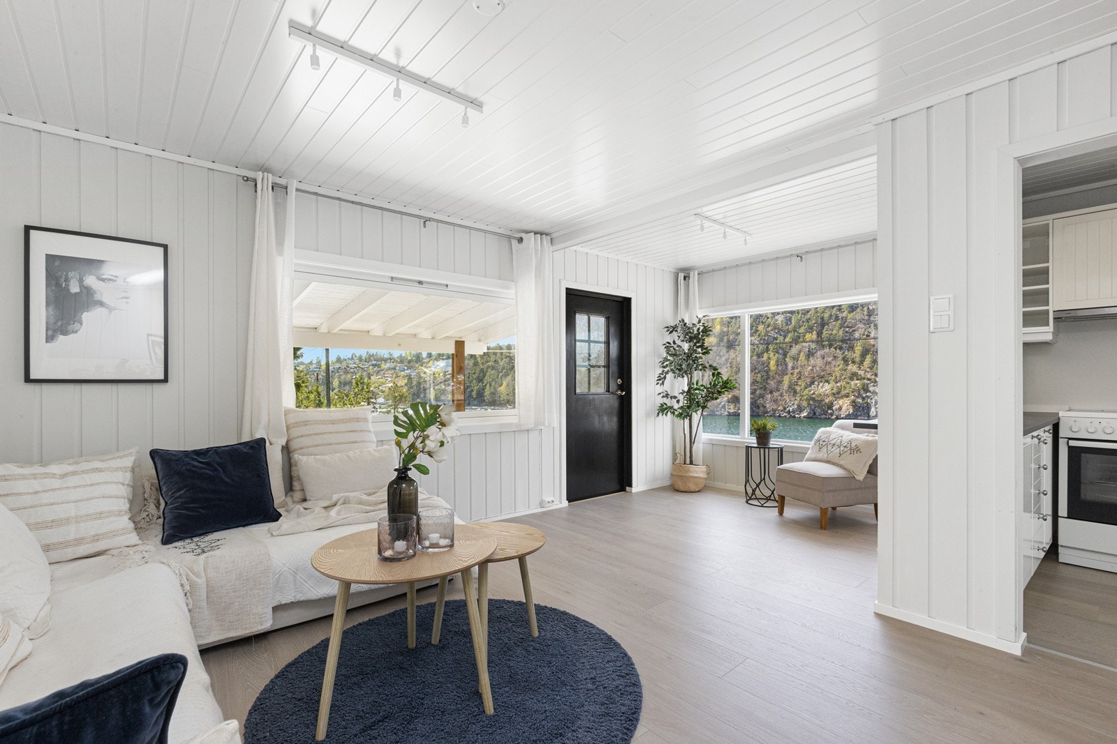 Stue og kjøkken med direkte utgang til terrassen Galleribilde