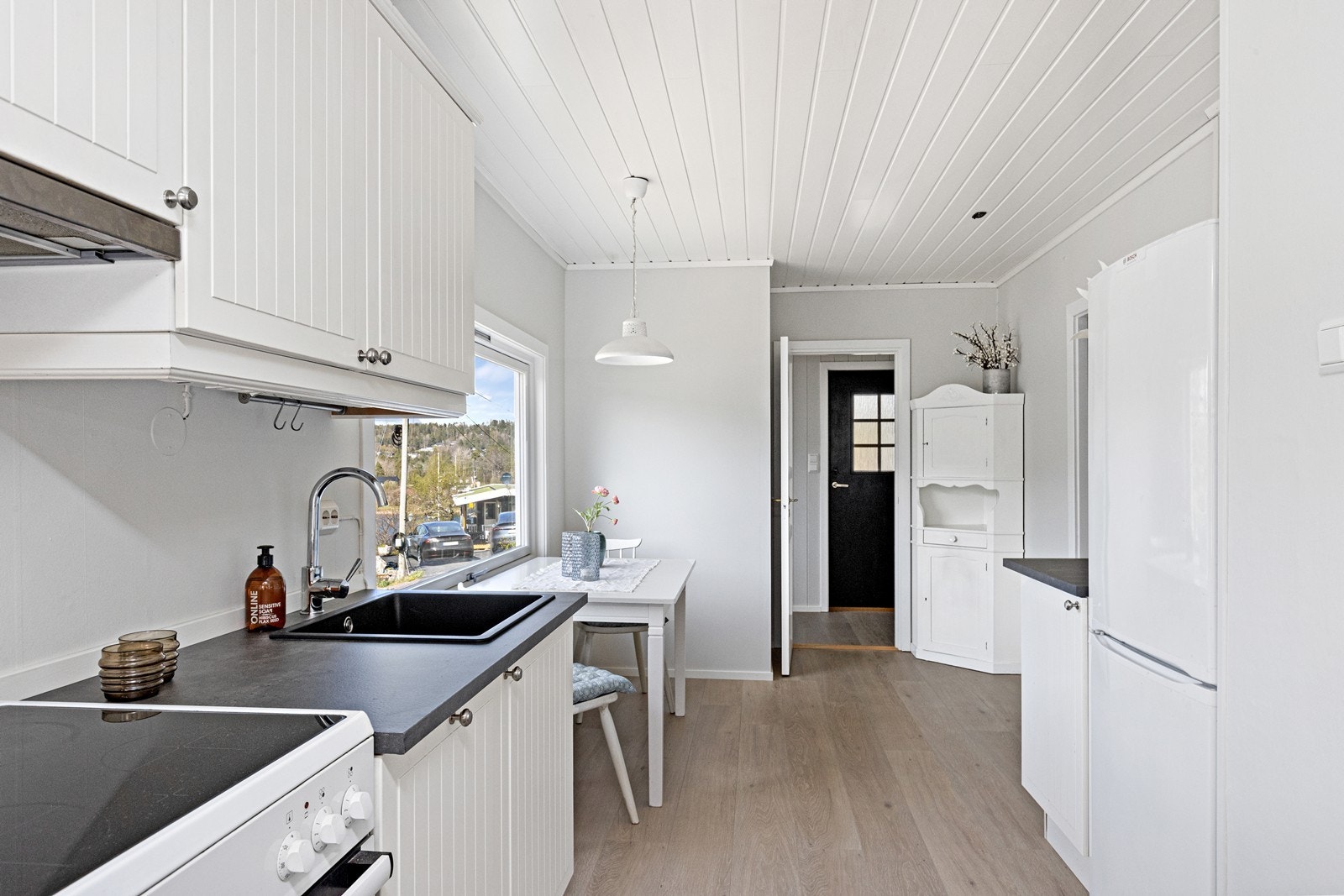 Ikea kjøkkeninnredning og åpen løsning. Galleribilde