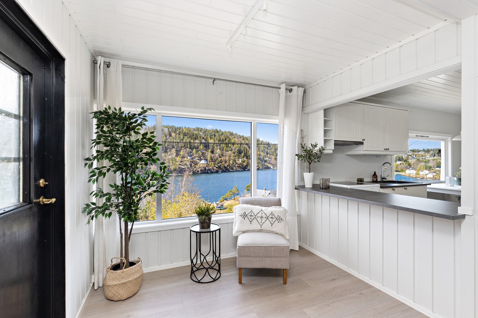 Lyst og åpent med utsikt fra neste alle rom Galleribilde