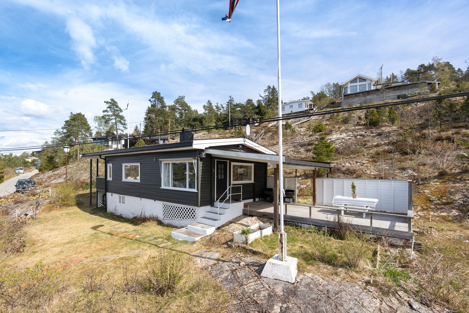 Solrikt og fint med stor terrasse som er delvis overbygget Galleribilde