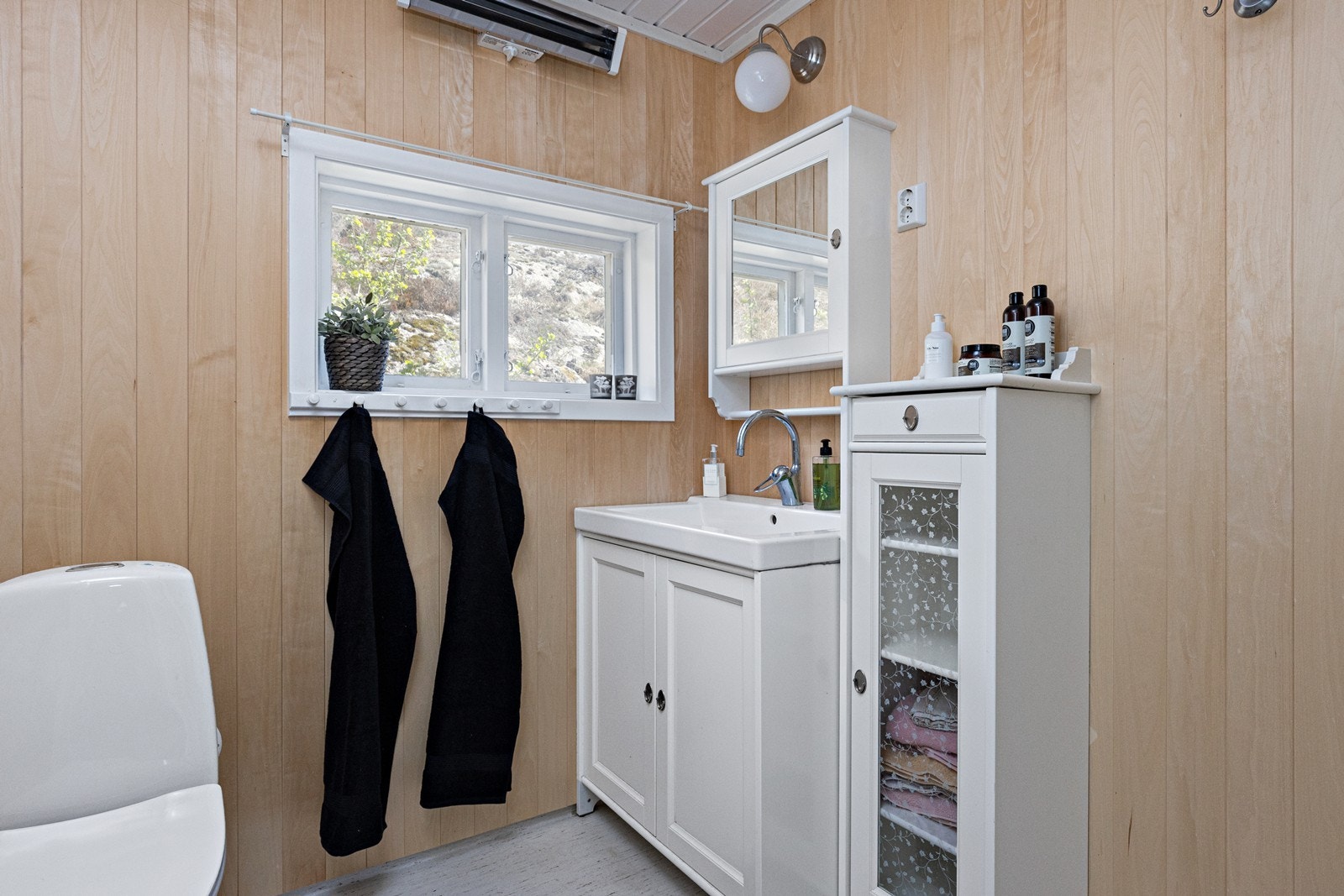 Bad med wc og dusjkabinett Galleribilde