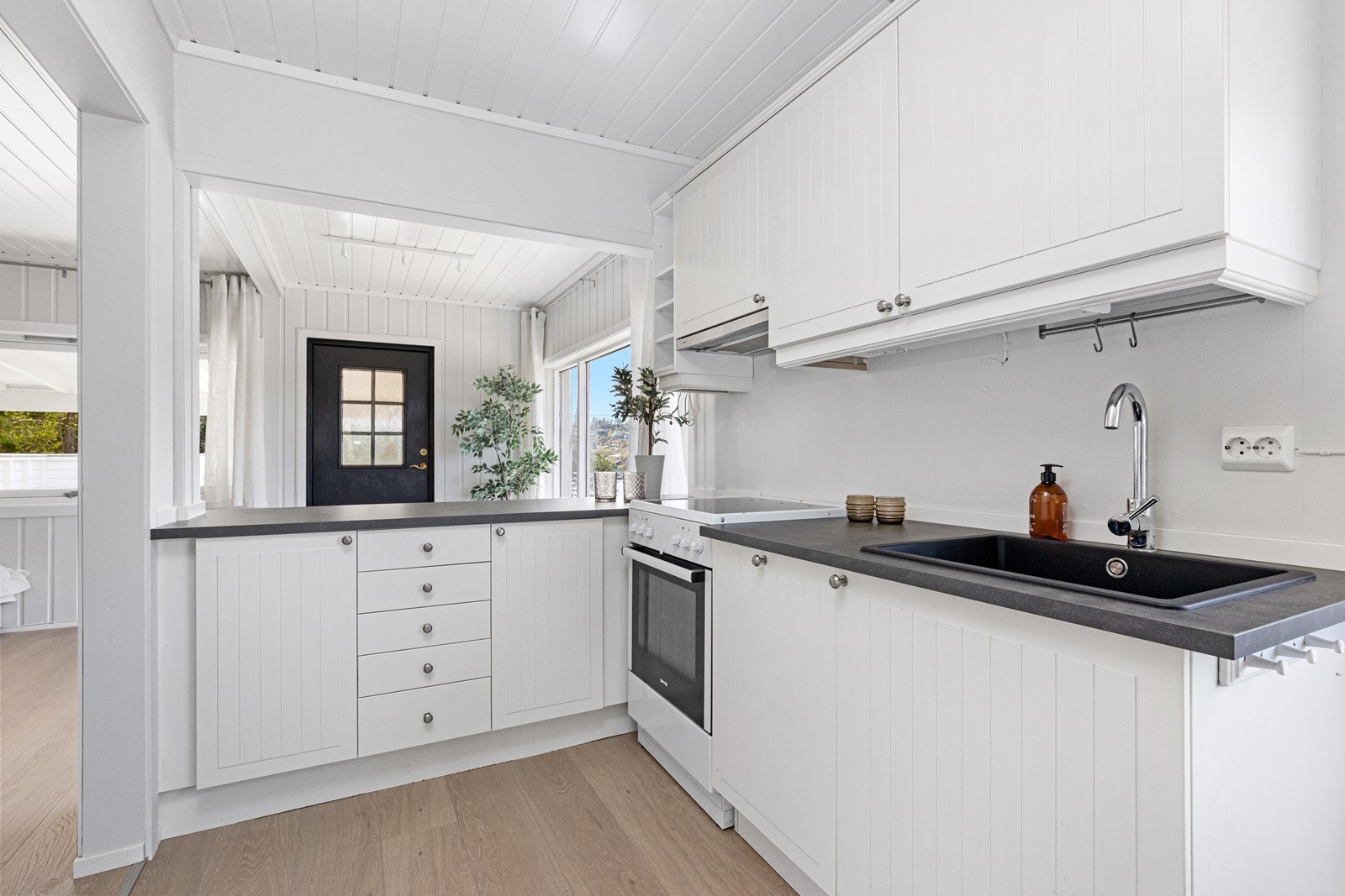 Godt med benkeplass og åpen løsning inn mot stue. Galleribilde