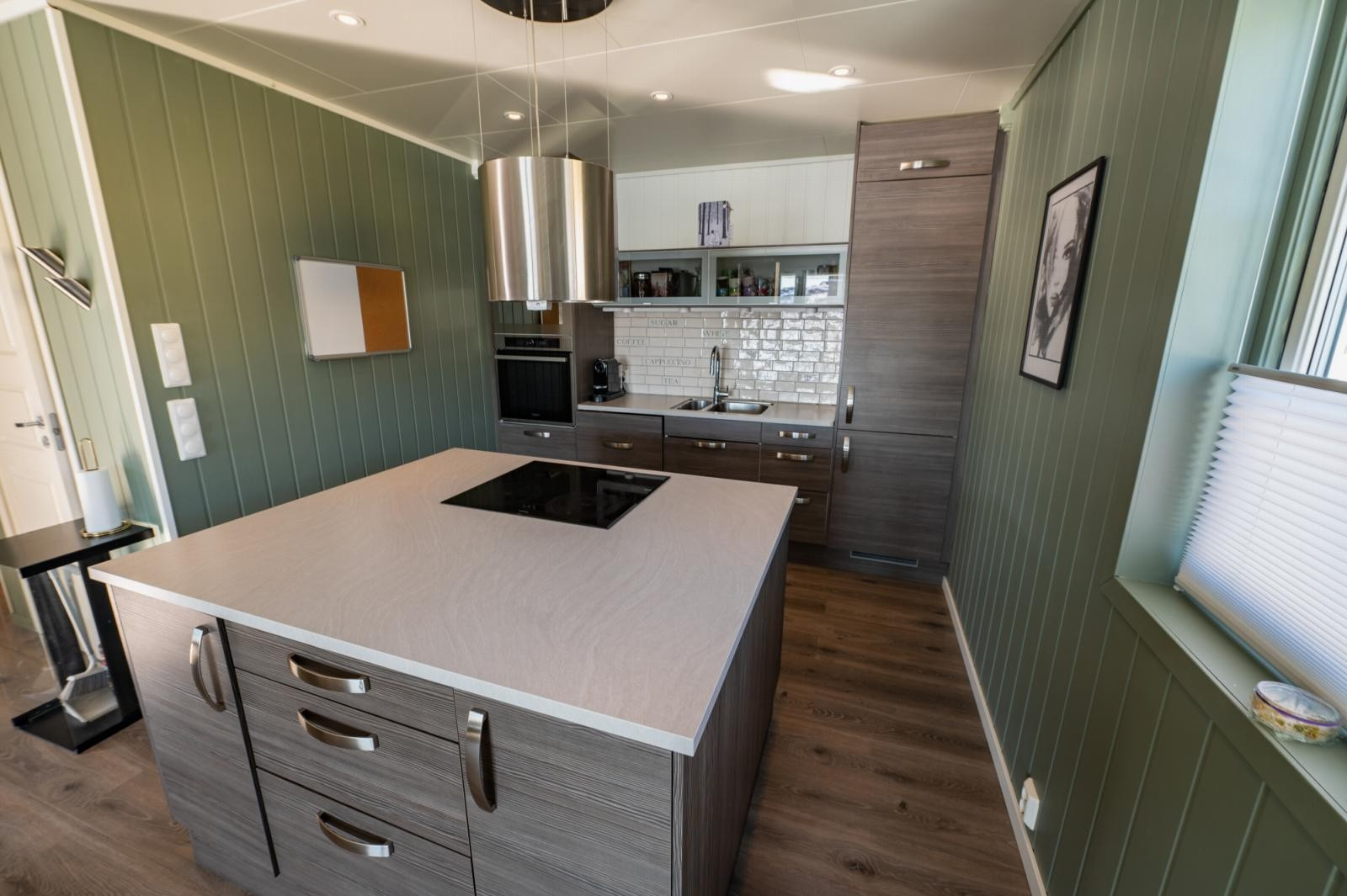 Pent kjøkken fra Marbodal med whirlpool hvitevarer.