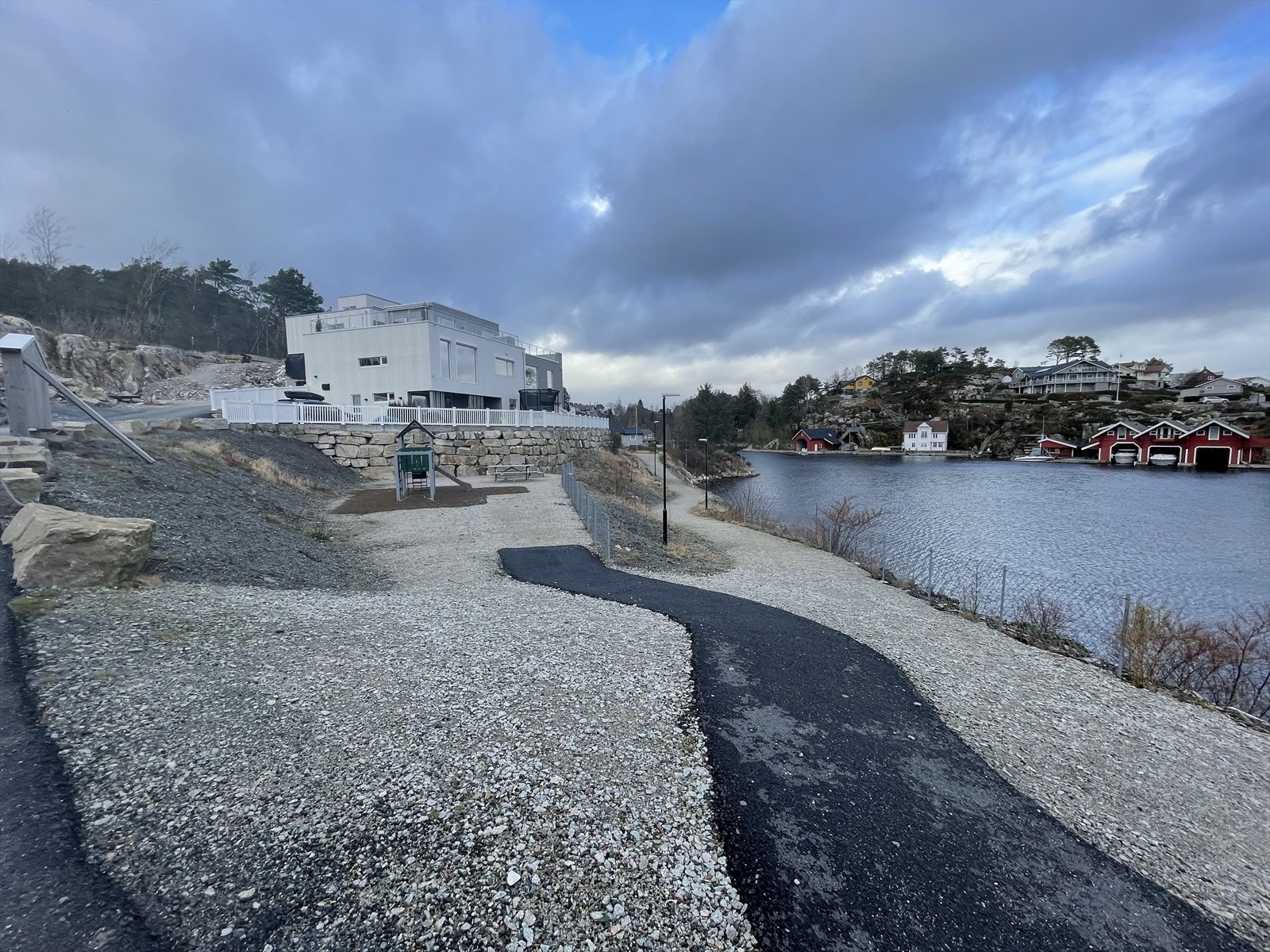 Lekeplass og gang- og sykkelvei langs sjøen Galleribilde