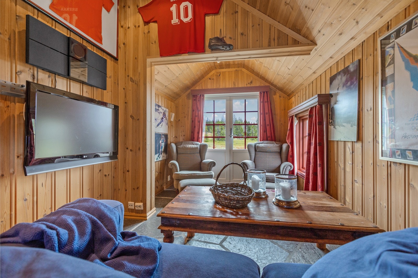 En koselig stue i annekset kan også benyttes som det ekstra soverommet om det skulle bli trang inne i hytta. Galleribilde