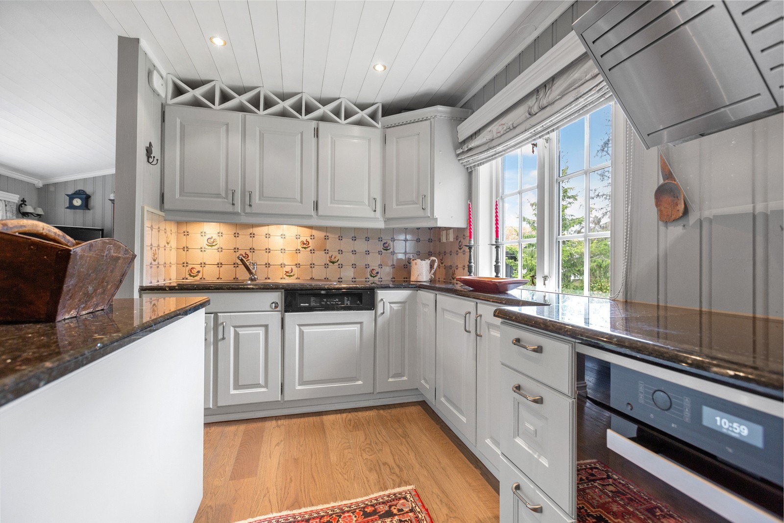 Fin kjøkkeninnredning i heltre med profilerte fronter. Galleribilde